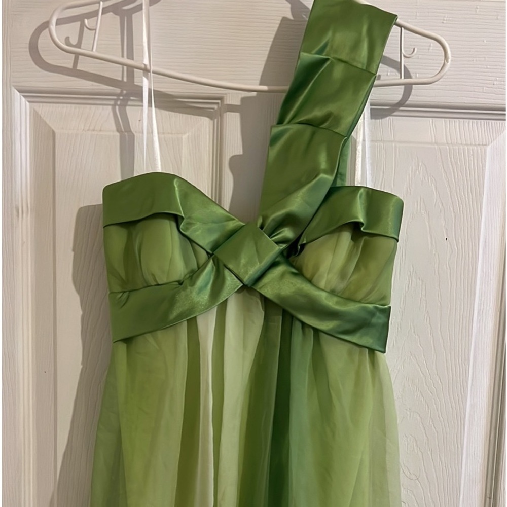 GREEN SHOULDER FORMAL DRESS MEDIUM